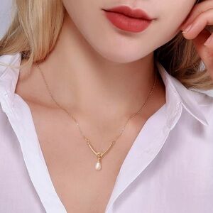 Elegant Gold Pearl Pendant Necklace